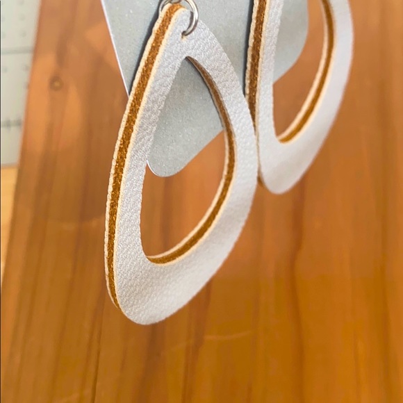 Cut grey leather earrings - Picture 4 of 4